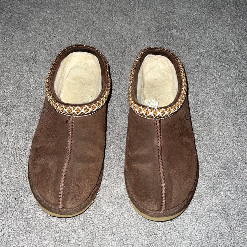 Dark brown Uggs size 3